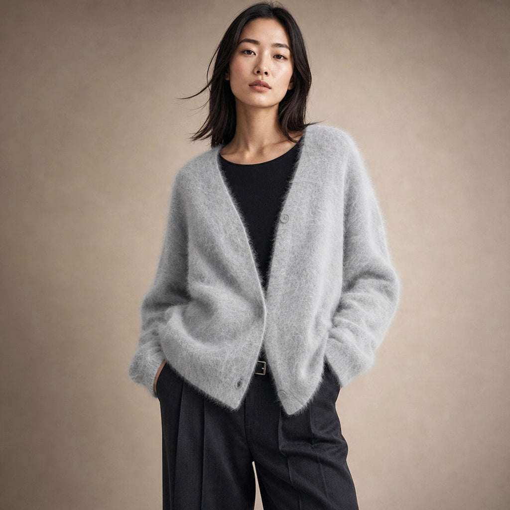 Renate | Strickjacke mit tiefem V-Ausschnitt in Flauschoptik – Produktfoto