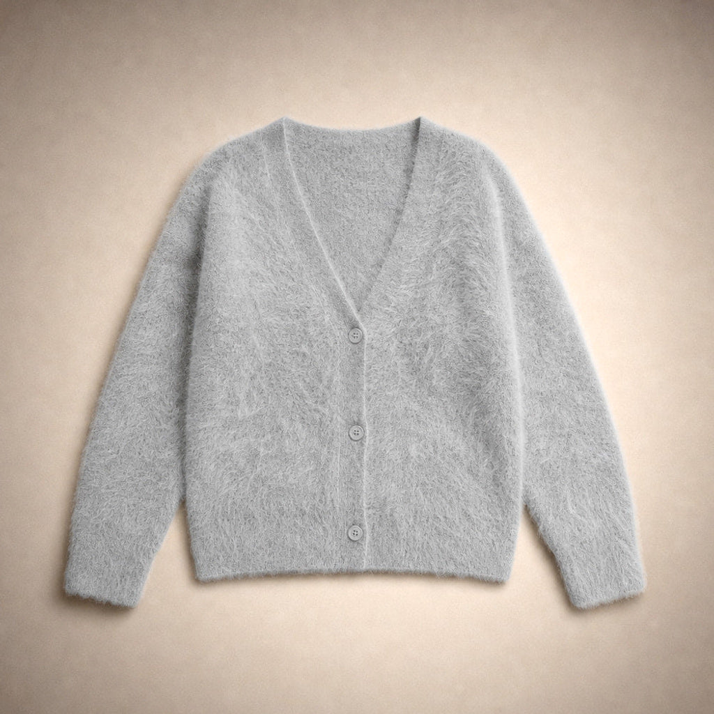 Renate | Strickjacke mit tiefem V-Ausschnitt in Flauschoptik – Produktfoto