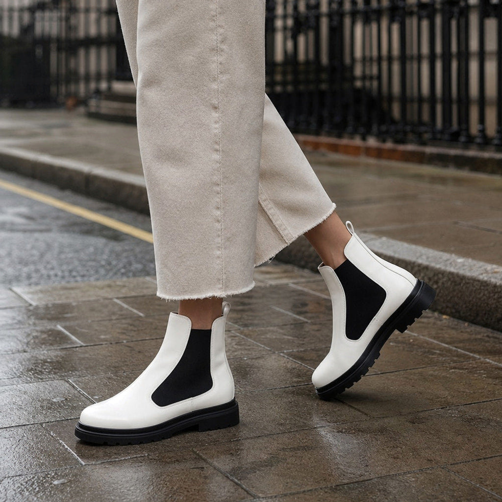 Riechelde | Chelsea Boots Schwarz mit Kontrasteinsatz – Gestyltes Editorial-Foto