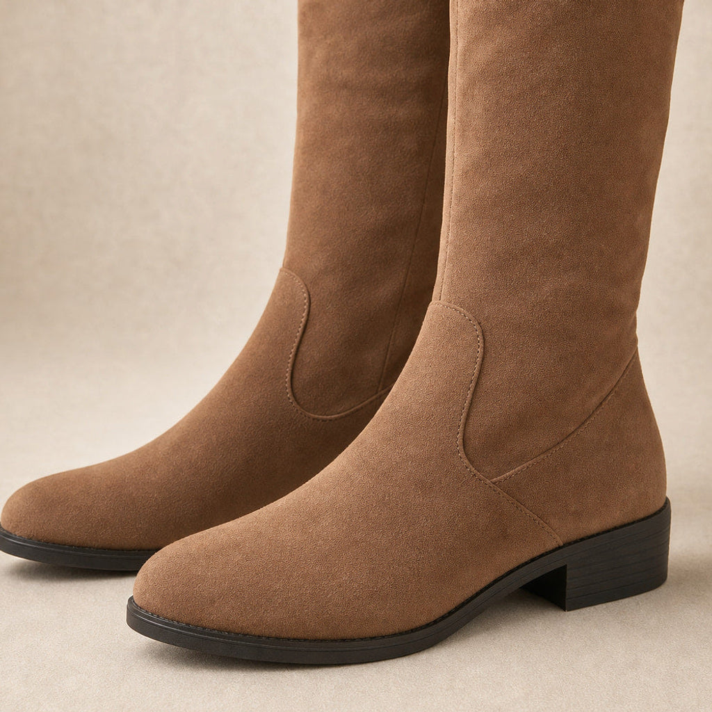 Riekje | Overknee Stiefel mit Seitenzip und Blockabsatz Braun – Stoff- und Detailaufnahme