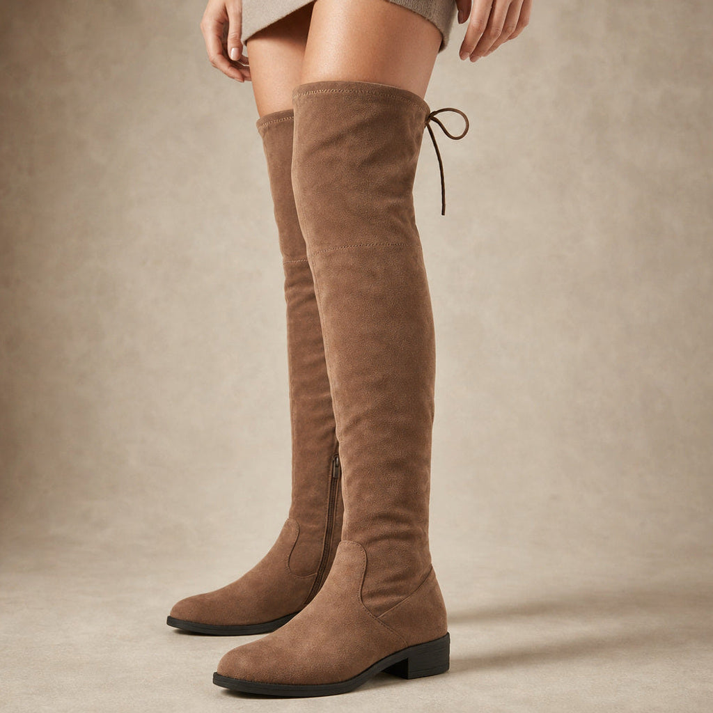 Riekje | Overknee Stiefel mit Seitenzip und Blockabsatz in Braun – Premium Editorial