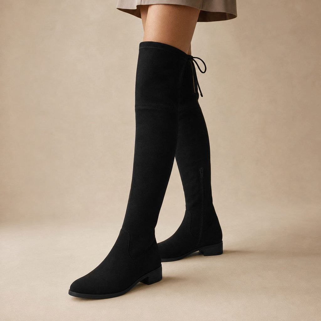 Riekje | Overknee Stiefel mit Seitenzip und Blockabsatz in Schwarz – Premium Editorial