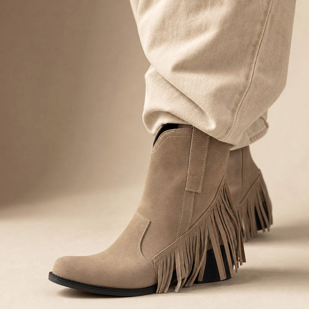 Rigelinde | Cowboystiefel mit Fransen und weitem Schaft in Beige – Premium Editorial