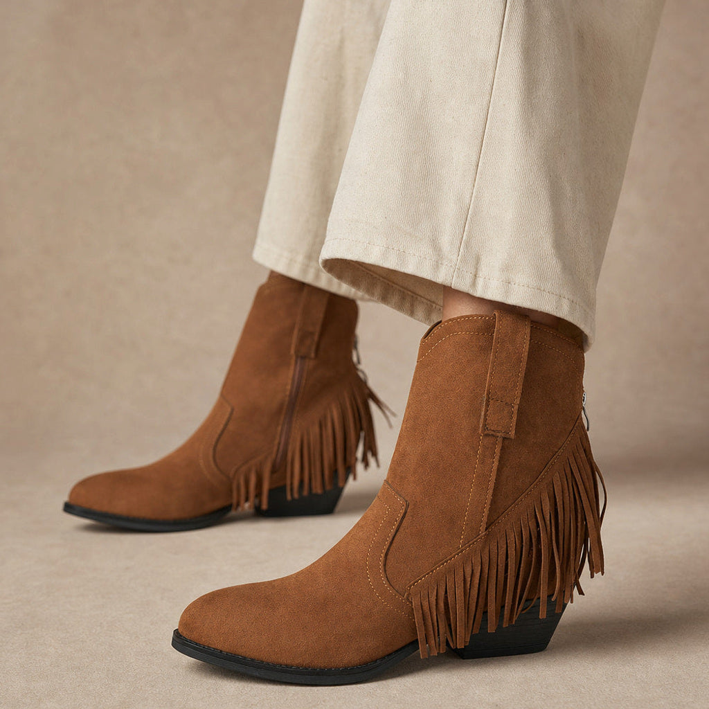 Rigelinde | Cowboystiefel mit Fransen und weitem Schaft in Braun – Premium Editorial