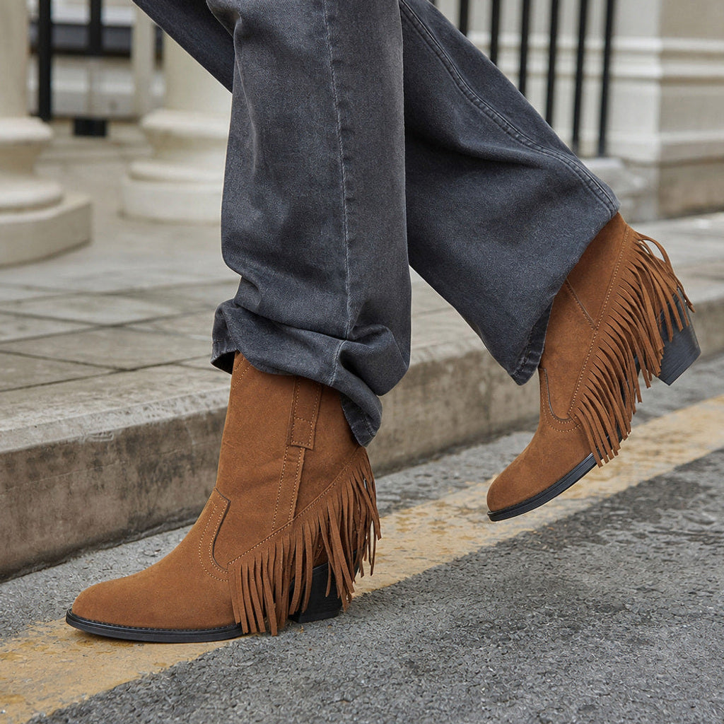 Rigelinde | Cowboystiefel mit Fransen und weitem Schaft Braun – Gestyltes Editorial-Foto