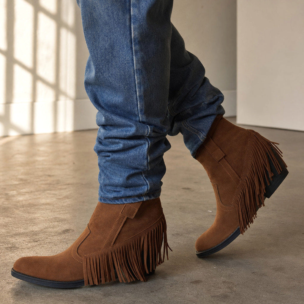 Rigelinde | Cowboystiefel mit Fransen und weitem Schaft – Gestyltes Editorial-Foto