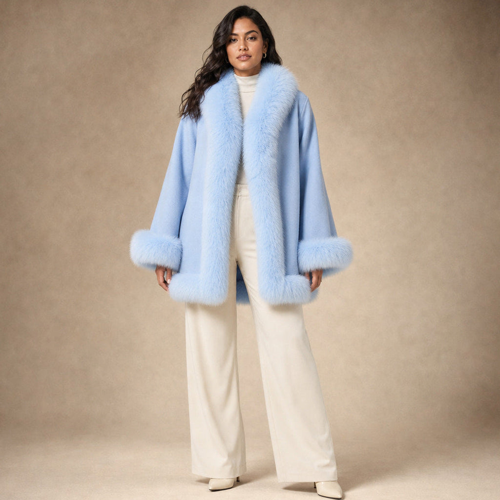 Rolanda | Wendbare Cape-Jacke mit weiten Ärmeln in Hellblau – Premium Editorial