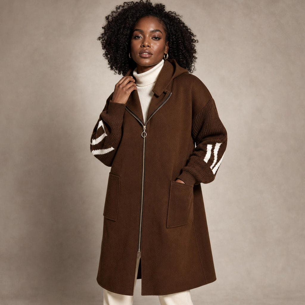 Rollinde | Bouclé Jacke mit Strickärmeln und Kapuze in Braun – Premium Editorial