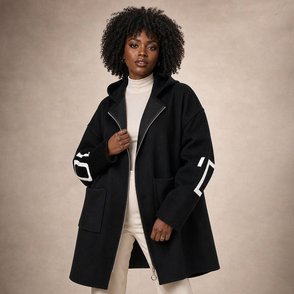Rollinde | Bouclé Jacke mit Strickärmeln und Kapuze Schwarz – Produktfoto