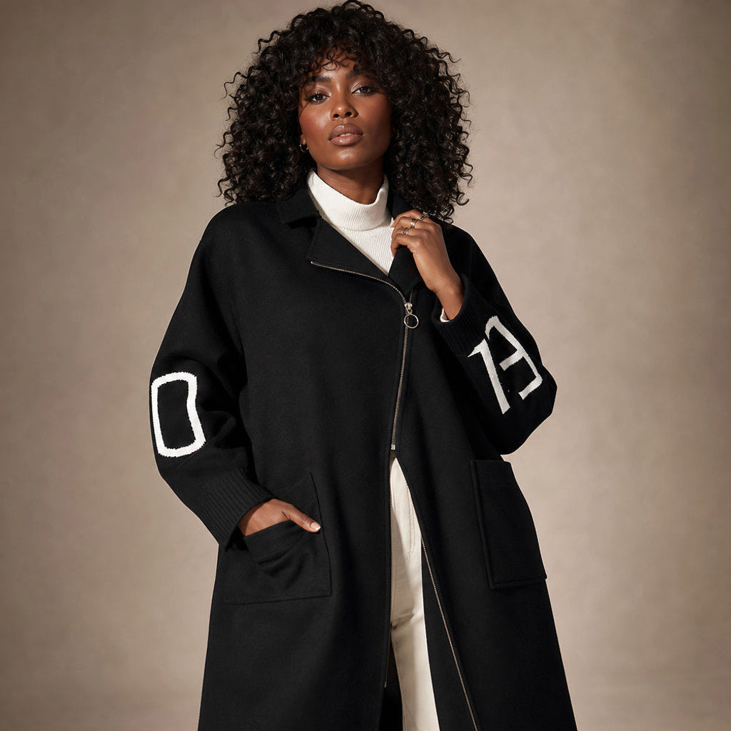 Rollinde | Bouclé Jacke mit Strickärmeln und Kapuze in Schwarz – Premium Editorial