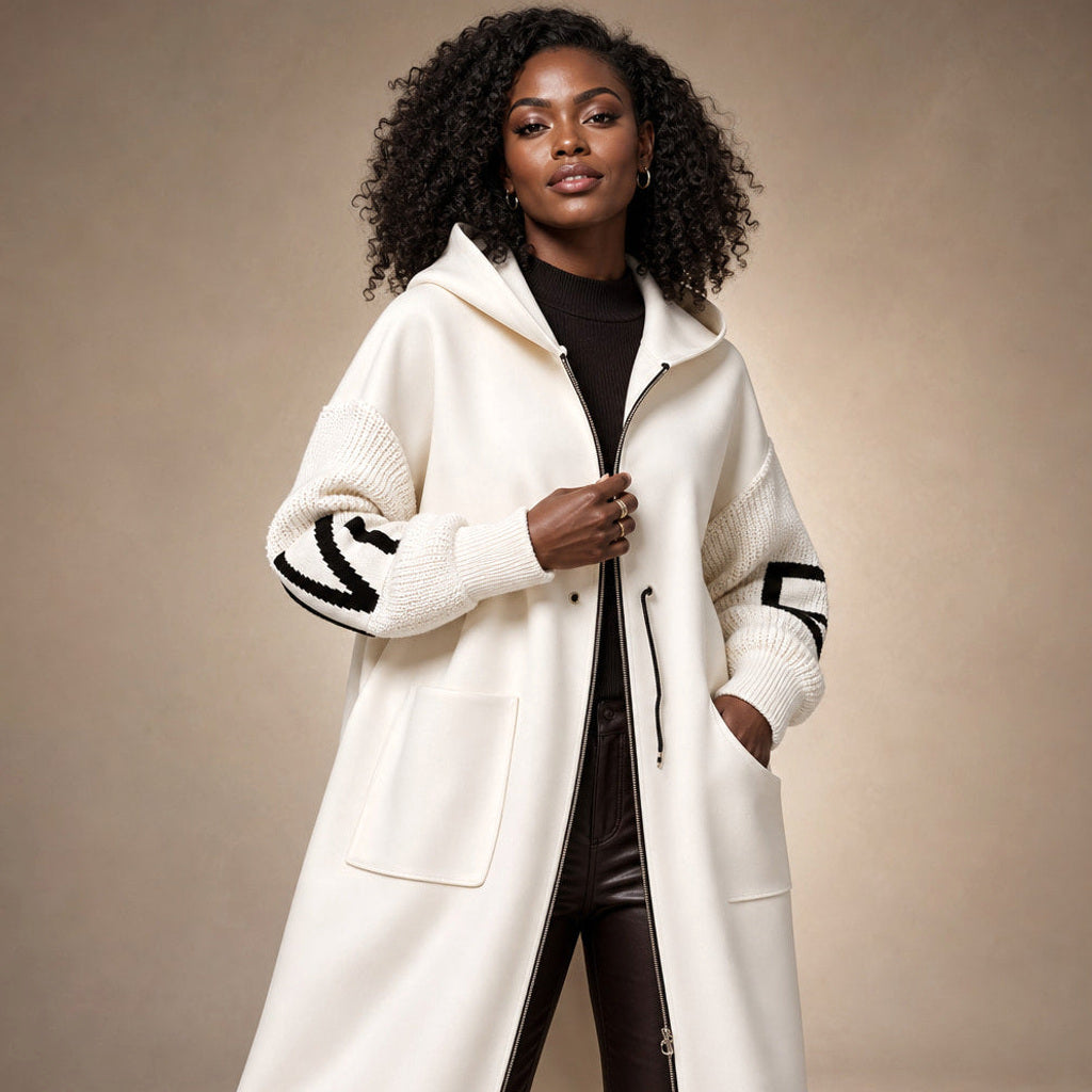 Rollinde | Bouclé Jacke mit Strickärmeln und Kapuze in Weiß – Premium Editorial