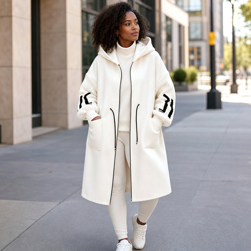 Rollinde | Bouclé Jacke mit Strickärmeln und Kapuze Weiß – Gestyltes Editorial-Foto