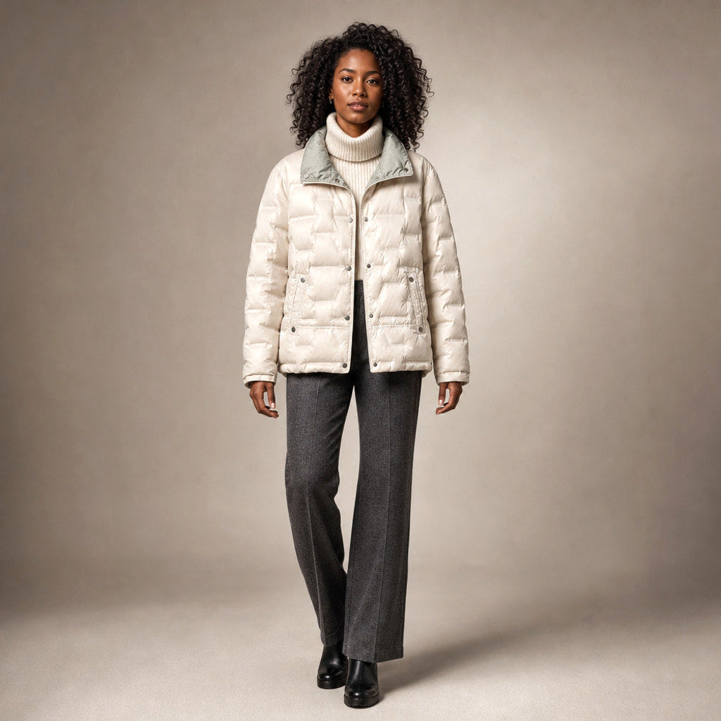Rosamunde | Steppjacke mit Stehkragen und schmalem Schnitt in Beige – Premium Editorial