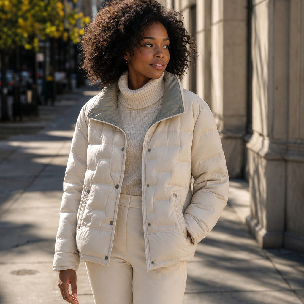 Rosamunde | Steppjacke mit Stehkragen und schmalem Schnitt Beige – Gestyltes Editorial-Foto