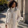 Rosamunde | Steppjacke mit Stehkragen und schmalem Schnitt Beige – Gestyltes Editorial-Foto
