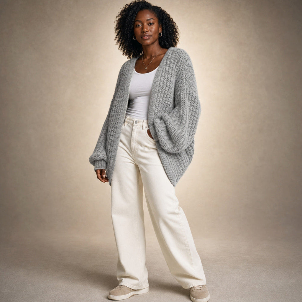 Roswitha | Strickjacke mit Laternenärmeln offene Front Hellgrau – Seitenansicht