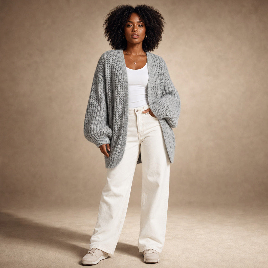 Roswitha | Strickjacke mit Laternenärmeln offene Front Hellgrau – Gesamtlook