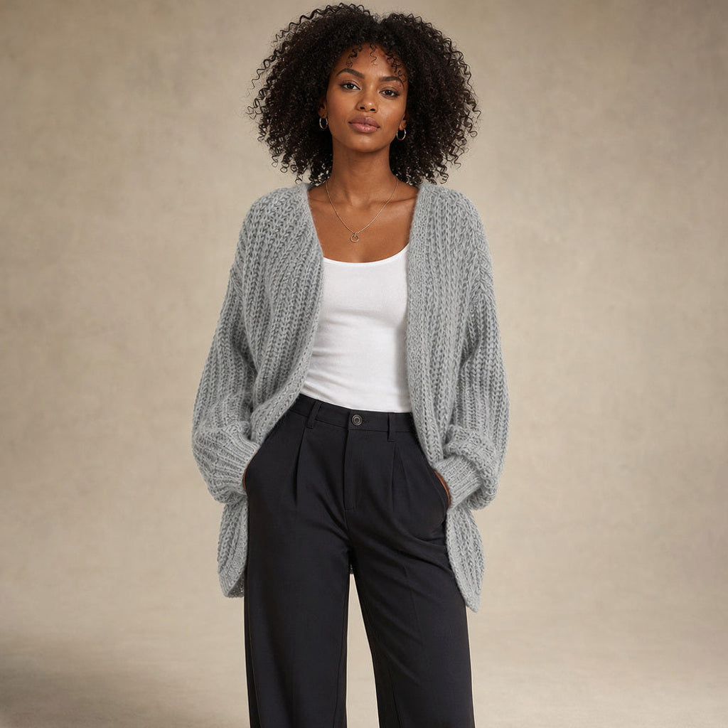 Roswitha | Strickjacke mit Laternenärmeln offene Front in Hellgrau – Premium Editorial