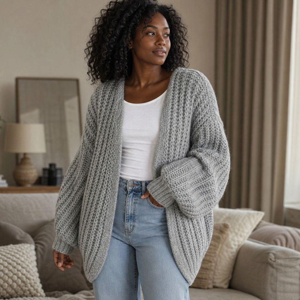 Roswitha | Strickjacke mit Laternenärmeln offene Front Hellgrau – Gestyltes Editorial-Foto