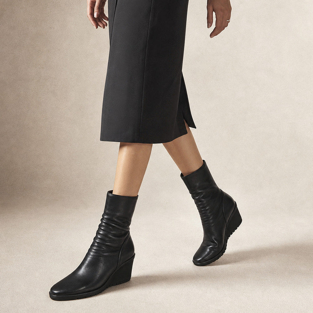 Rotraud | Chelsea Boots Schwarz mit verdecktem Keilabsatz Schwarz – Produktfoto