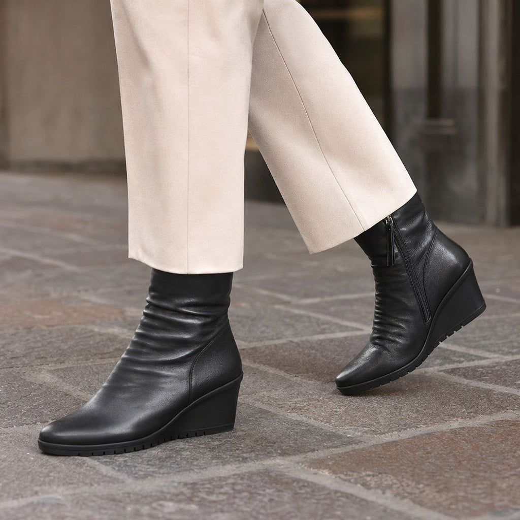 Rotraud | Chelsea Boots Schwarz mit verdecktem Keilabsatz Schwarz – Gestyltes Editorial-Foto
