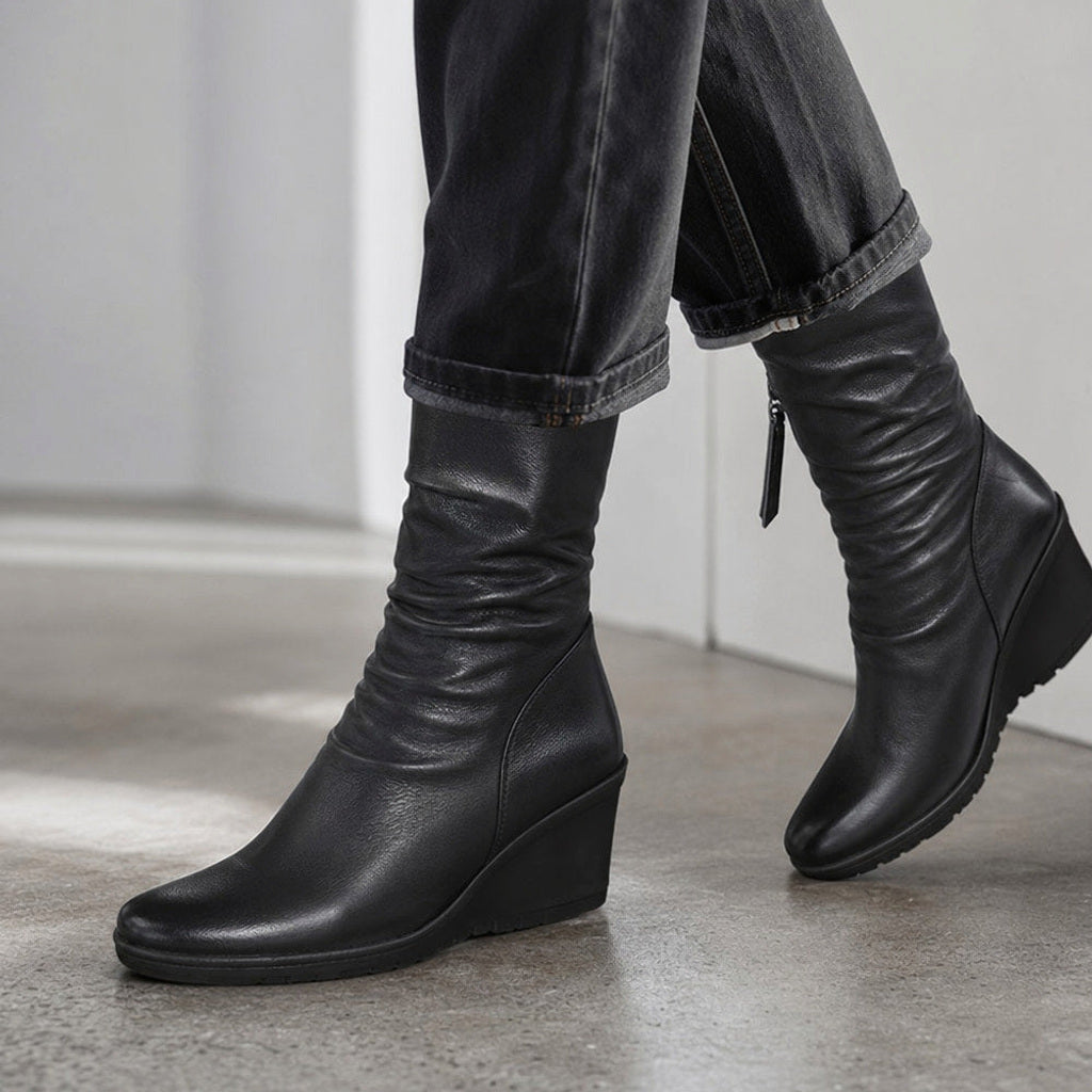 Rotraud | Chelsea Boots Schwarz mit verdecktem Keilabsatz – Gestyltes Editorial-Foto