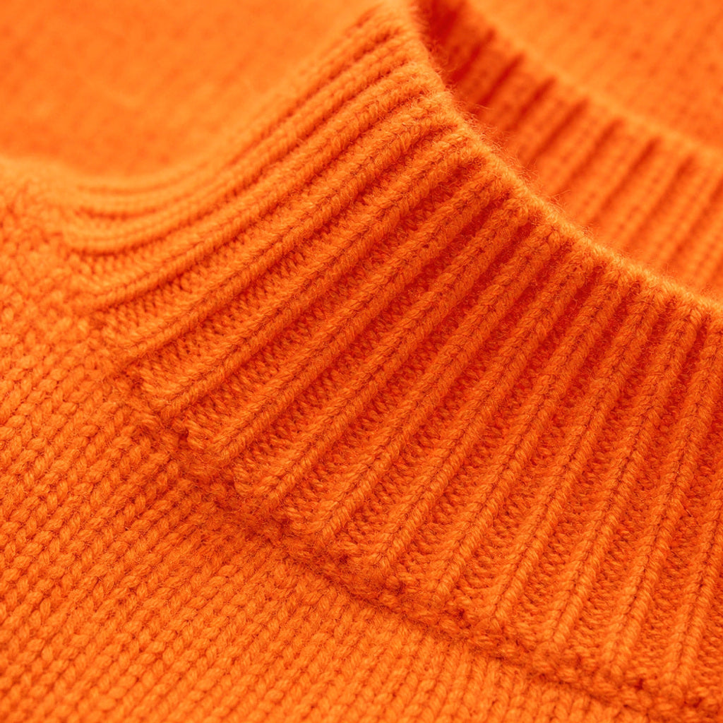 Rottrud | Feinstrickpullover mit Rundhalsausschnitt Orange – Stoff- und Detailaufnahme