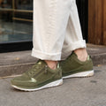 Rudolfine | Plateau-Sneaker mit Metallic-Einsatz Oliv / Grün – Gestyltes Editorial-Foto