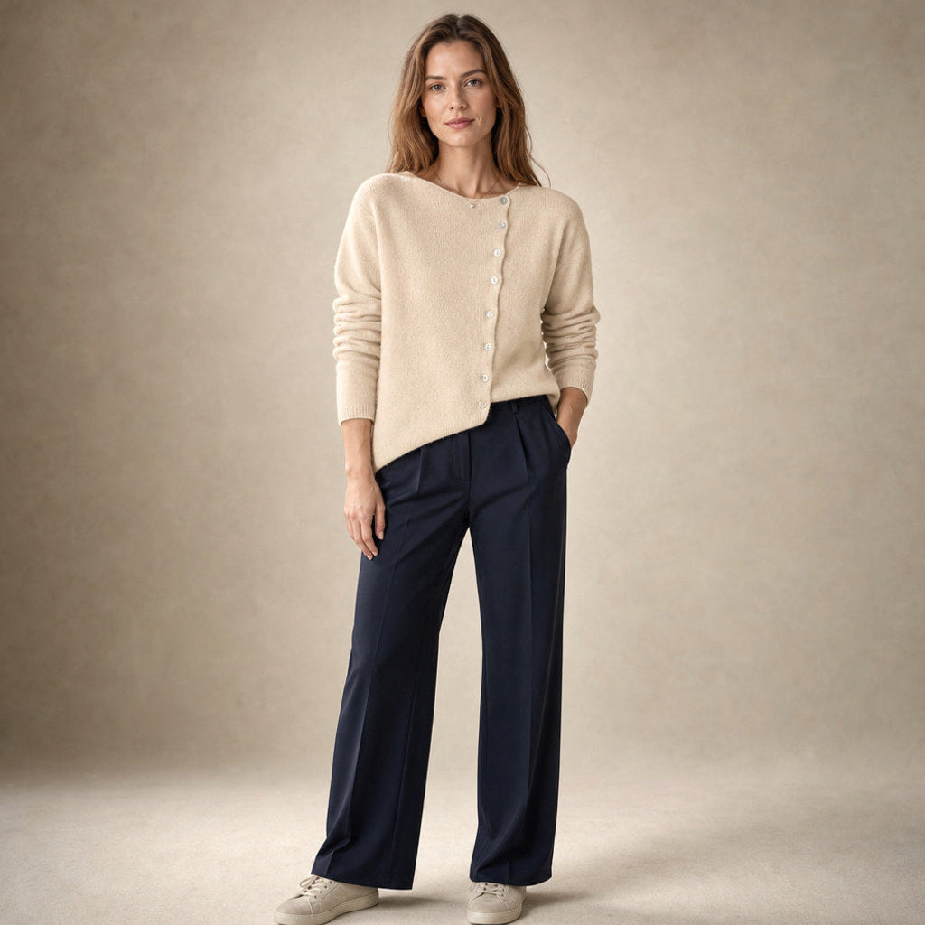 Rufine | Feinstrick-Strickjacke mit durchgehender Knopfleiste in Creme – Premium Editorial