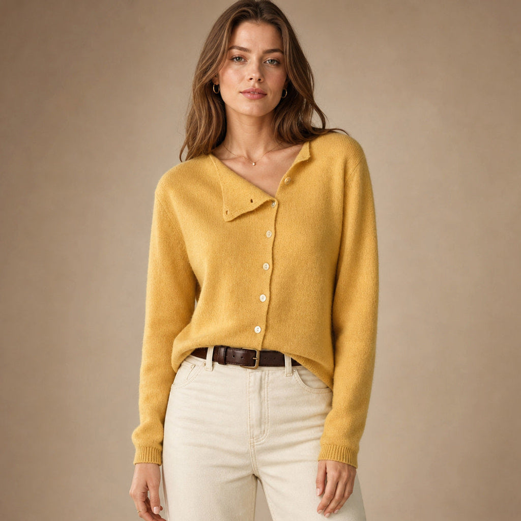 Rufine | Feinstrick-Strickjacke mit durchgehender Knopfleiste in Gelb – Premium Editorial