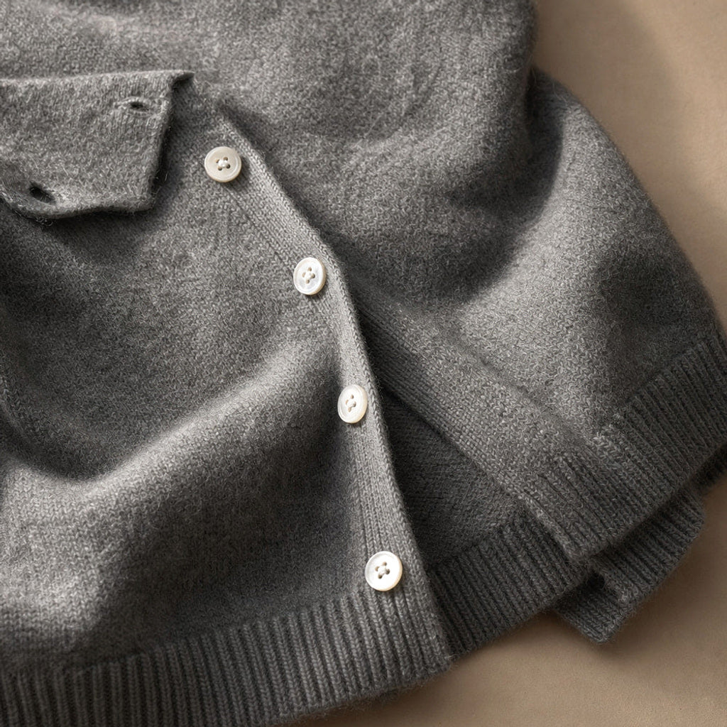 Rufine | Feinstrick-Strickjacke mit durchgehender Knopfleiste Grau – Stoff- und Detailaufnahme