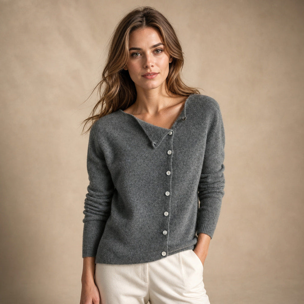 Rufine | Feinstrick-Strickjacke mit durchgehender Knopfleiste in Grau – Premium Editorial