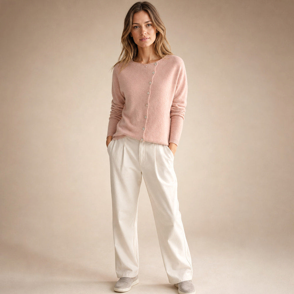 Rufine | Feinstrick-Strickjacke mit durchgehender Knopfleiste in Pink – Premium Editorial