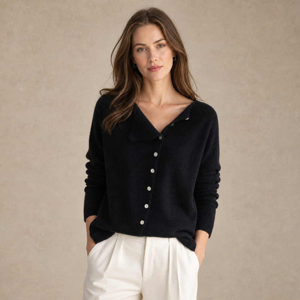 Rufine | Feinstrick-Strickjacke mit durchgehender Knopfleiste in Schwarz – Premium Editorial