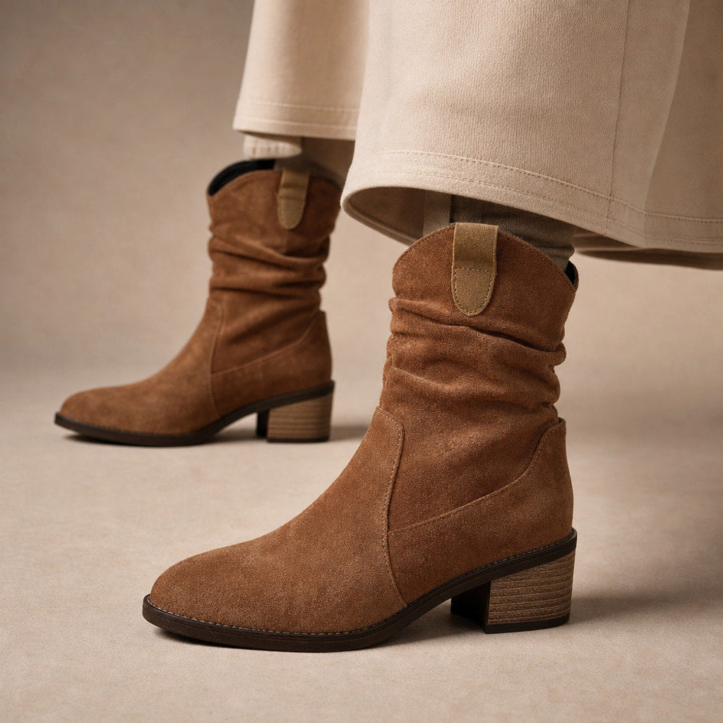 Rurika | Chelsea Boots mit Blockabsatz Mid-Calf in Braun – Premium Editorial