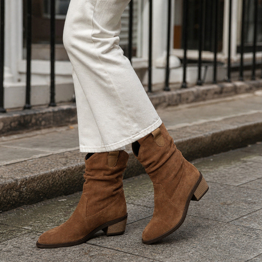 Rurika | Chelsea Boots mit Blockabsatz Mid-Calf Braun – Gestyltes Editorial-Foto