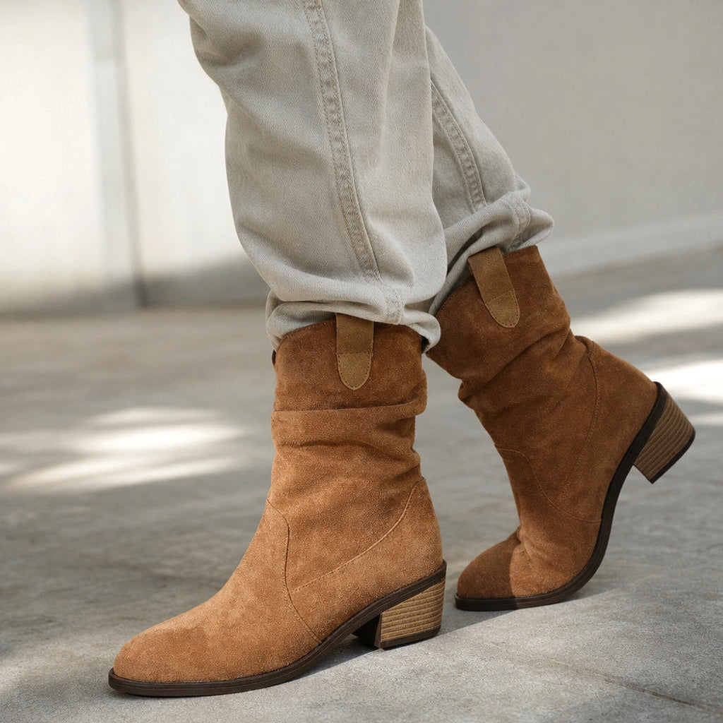 Rurika | Chelsea Boots mit Blockabsatz Mid-Calf – Gestyltes Editorial-Foto