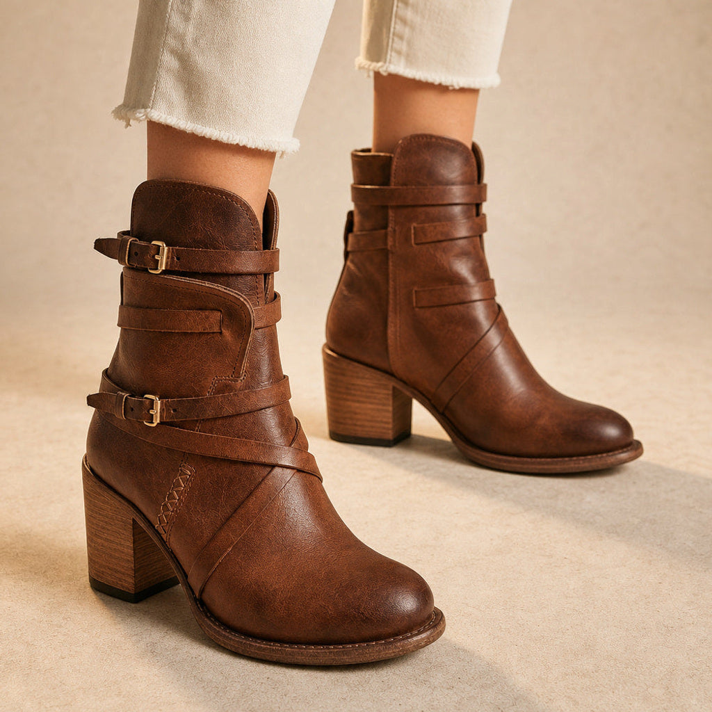 Sabine | Chelsea Boots mit Schnallenriemen und Blockabsatz in Braun – Premium Editorial