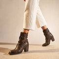 Sabine | Chelsea Boots mit Schnallenriemen und Blockabsatz Dunkelbraun – Produktfoto