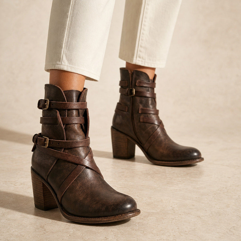 Sabine | Chelsea Boots mit Schnallenriemen und Blockabsatz in Dunkelbraun – Premium Editorial
