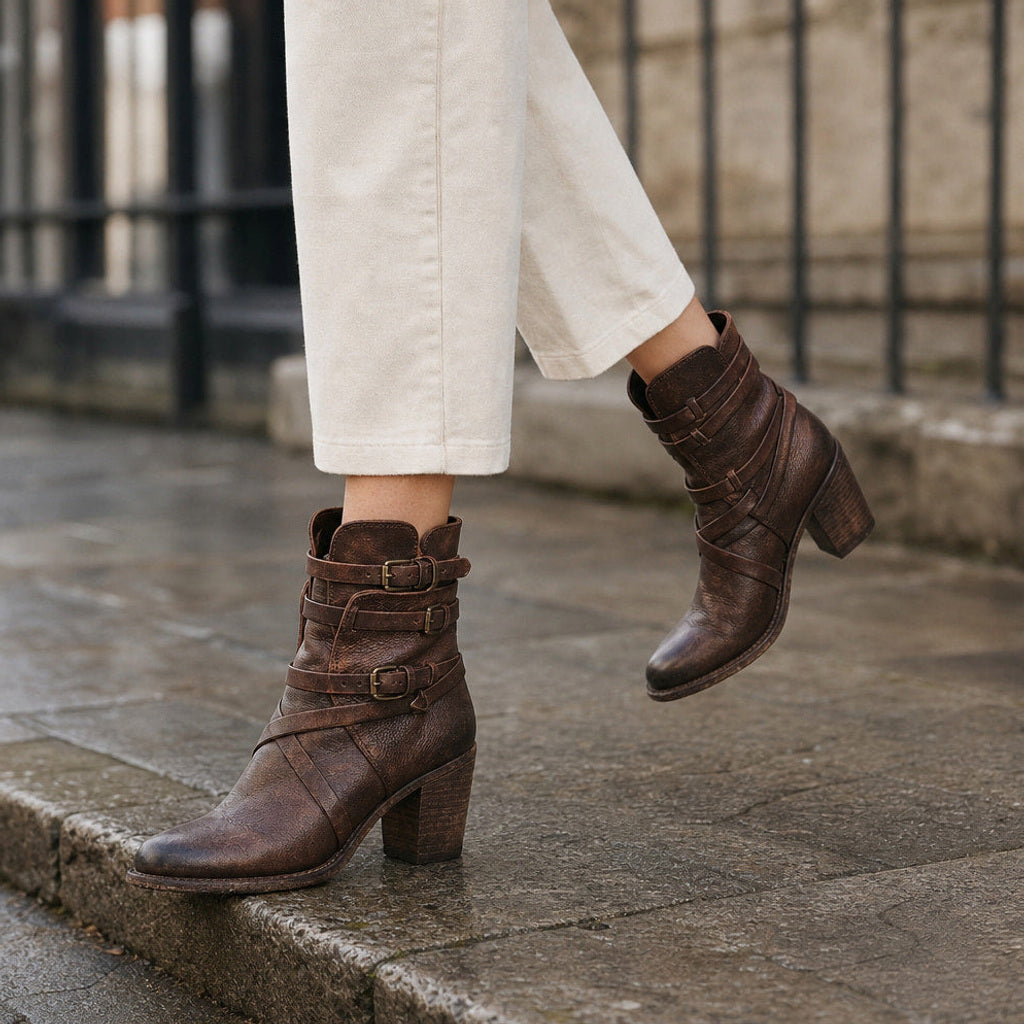 Sabine | Chelsea Boots mit Schnallenriemen und Blockabsatz Dunkelbraun – Gestyltes Editorial-Foto