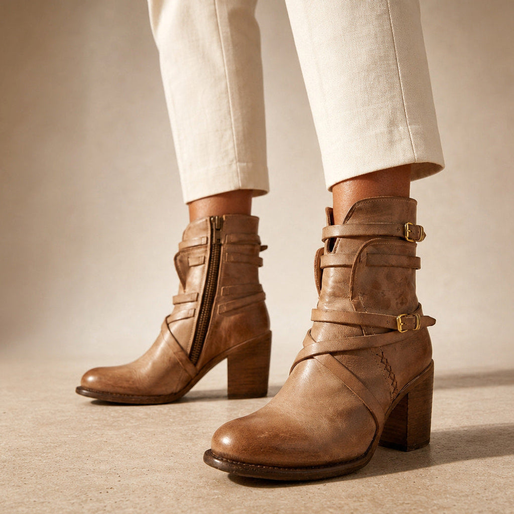 Sabine | Chelsea Boots mit Schnallenriemen und Blockabsatz Hellbraun – Produktfoto