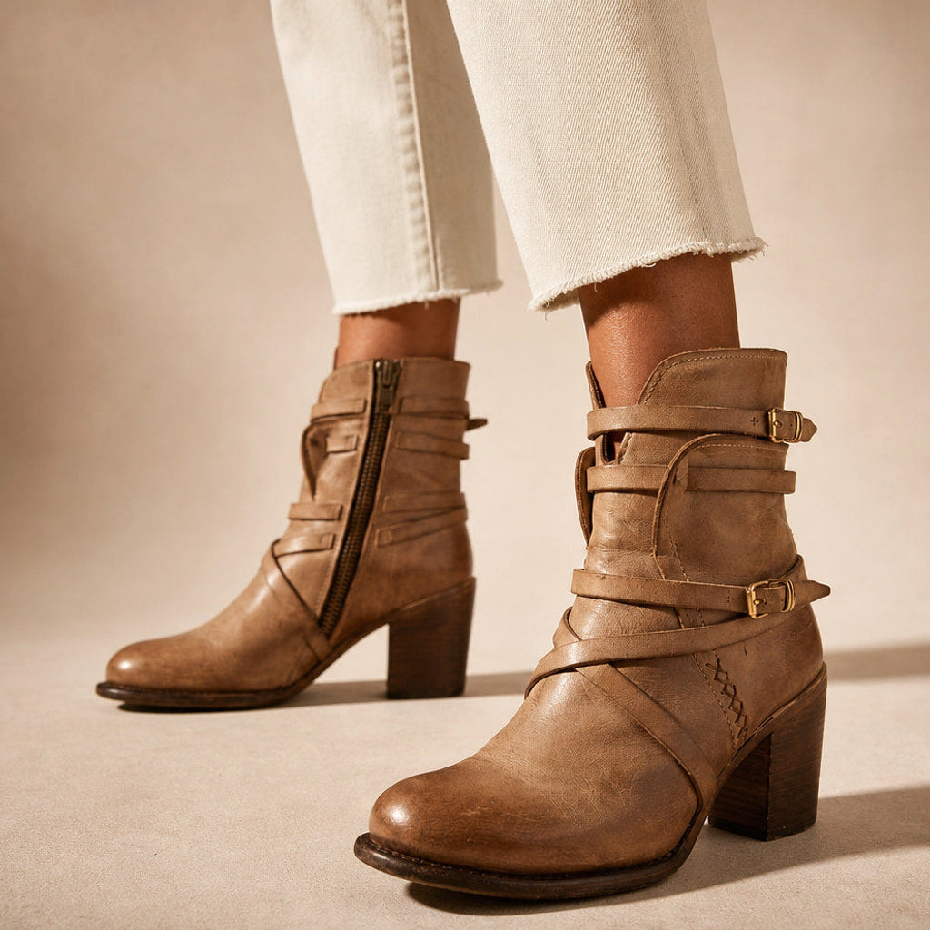 Sabine | Chelsea Boots mit Schnallenriemen und Blockabsatz in Hellbraun – Premium Editorial