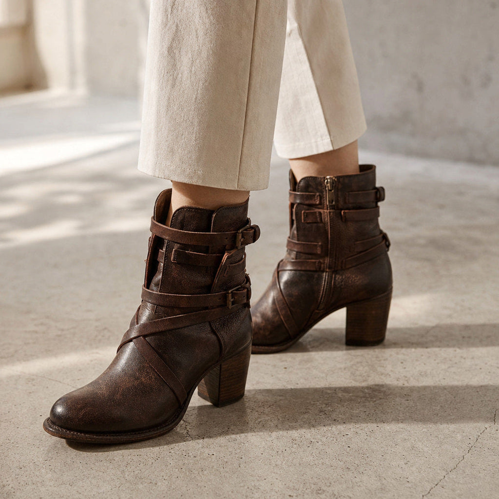 Sabine | Chelsea Boots mit Schnallenriemen und Blockabsatz – Gestyltes Editorial-Foto