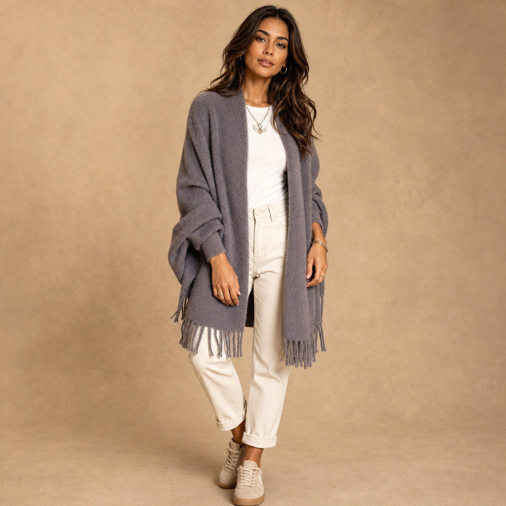 Scholastika | Lange Strickjacke mit Fransenkante und offener Front – Seitenansicht