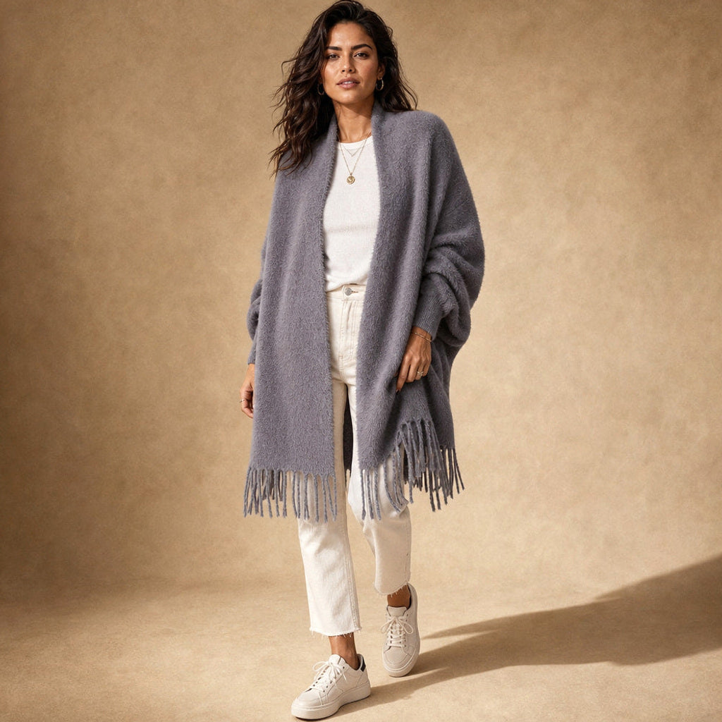 Scholastika | Lange Strickjacke mit Fransenkante und offener Front – Gesamtlook