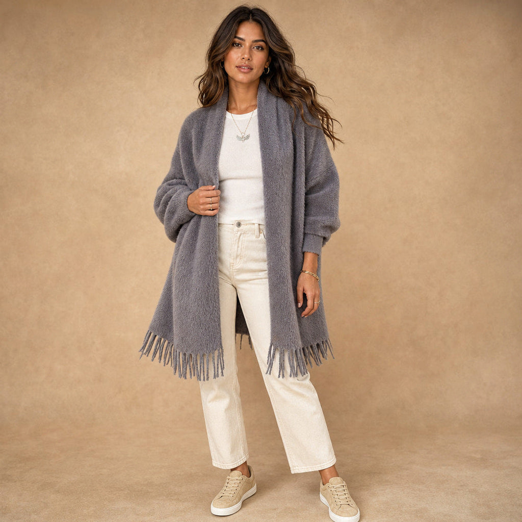 Scholastika | Lange Strickjacke mit Fransenkante und offener Front – Premium Editorial