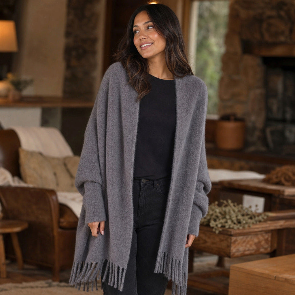 Scholastika | Lange Strickjacke mit Fransenkante und offener Front – Gestyltes Editorial-Foto