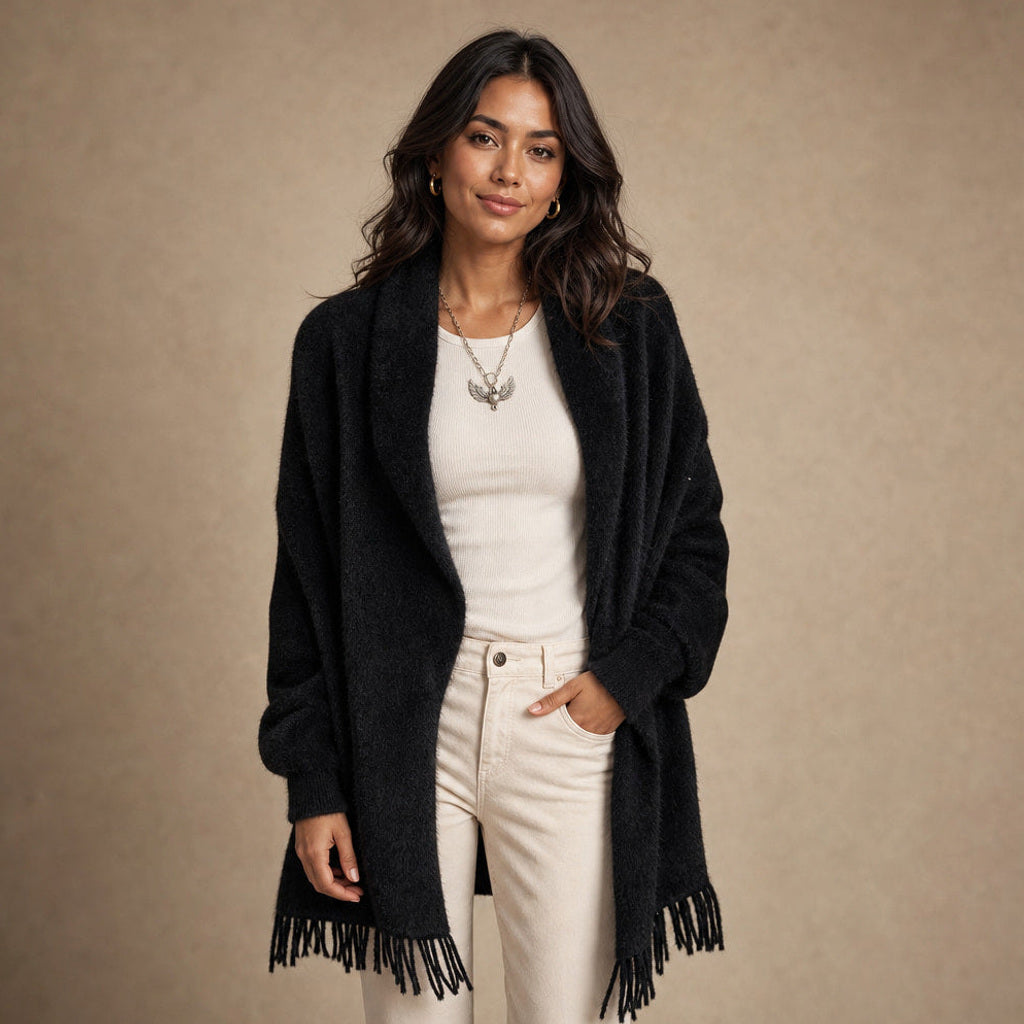 Scholastika | Lange Strickjacke mit Fransenkante und offener Front in Schwarz – Premium Editorial