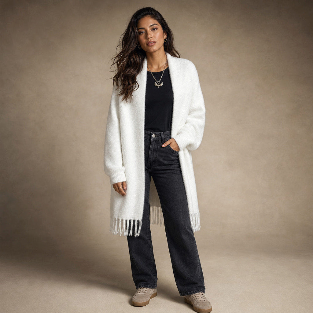Scholastika | Lange Strickjacke mit Fransenkante und offener Front in Weiß – Premium Editorial
